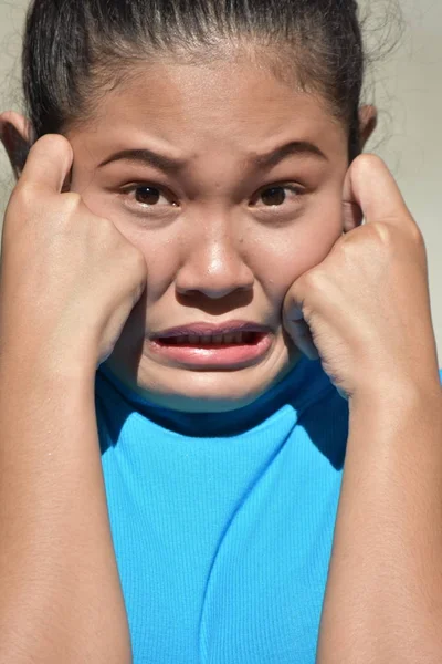 Unga Filipina kvinnliga och rädsla — Stockfoto