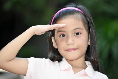 Farklı bir kız selamlayan