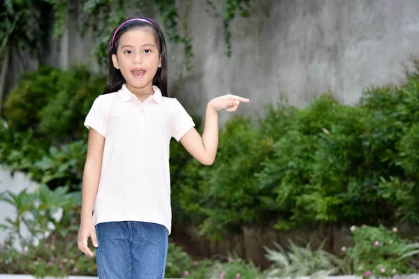 Young Filipina Preteen Pointing — ストック写真