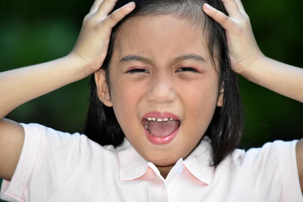 Zdůrazněn předškolní věk Petite Filipina — Stock fotografie
