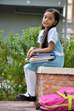 Filipinli Kız Öğrenci Okul Üniforması Giyen Gülümseyen