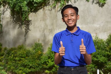 Başparmak yukarıya ile çeşitli çocuk