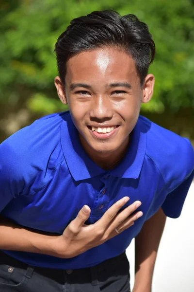 Stilig filippinska unge skrattar — Stockfoto