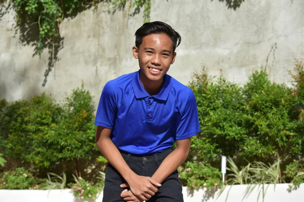 Щасливий підліток філіппінський хлопчик — стокове фото