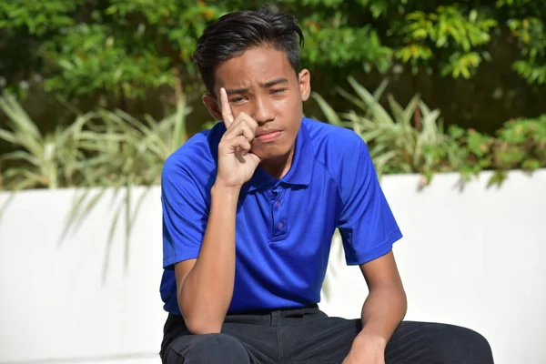 Azjatycki chłopiec nastolatek myślenia — Zdjęcie stockowe
