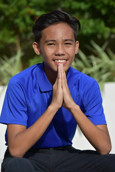 英俊的亚洲青年在祈祷 — 图库照片