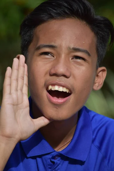 Hablando asiático chico adolescente — Foto de Stock