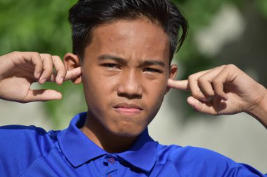 Asyalı çocuk ve sessizlik