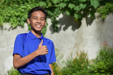 Genç başparmak yukarıya ile