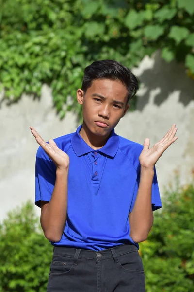 Indeciso jovem filipino menino — Fotografia de Stock