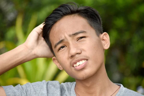 Confuso bonito filipino adolescente menino — Fotografia de Stock
