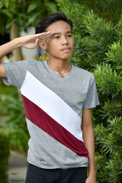 Saluting jeugdige Minderheidsman jongere — Stockfoto
