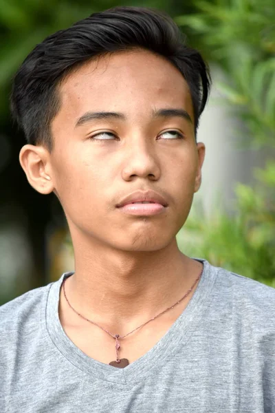 Un garçon asiatique insouciant — Photo