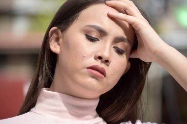 Endişe verici bir kadın kadın