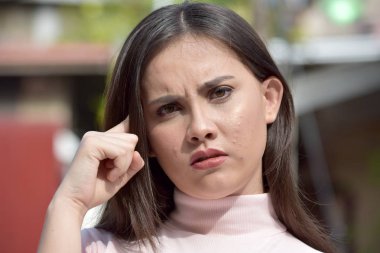 Düşünceli genç Asya kişi