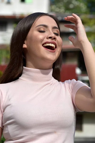 Uma fêmea atraente rindo — Fotografia de Stock