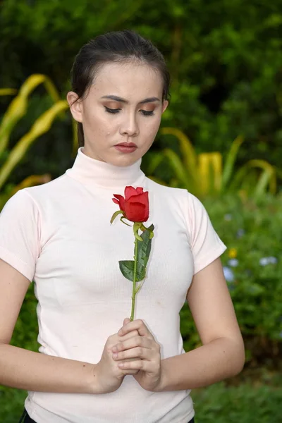 Femme et dépression avec une rose — Photo