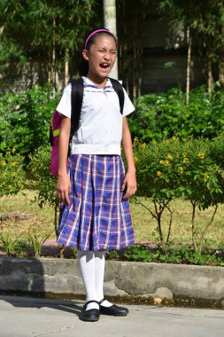 Kız Öğrenci Not Defterleri ile Bağırıyor