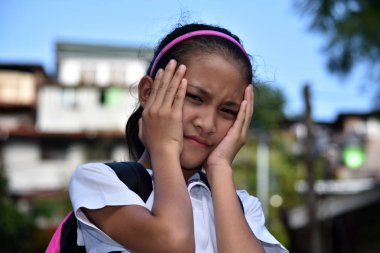 Kitaplarla stresli Asya kız öğrenci