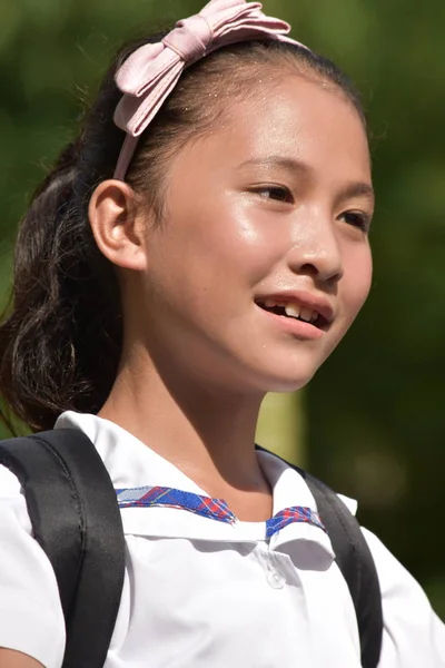 Девочка-подросток из школы красивого меньшинства — стоковое фото