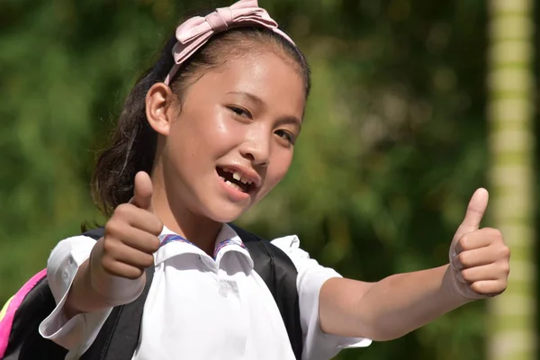 Ładniutka Filipina dziewczyna student z kciuki w górę — Zdjęcie stockowe