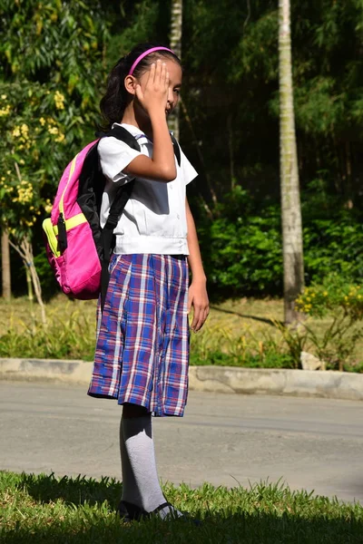 Niechętny katolicki Asian Girl student z notatnikami — Zdjęcie stockowe