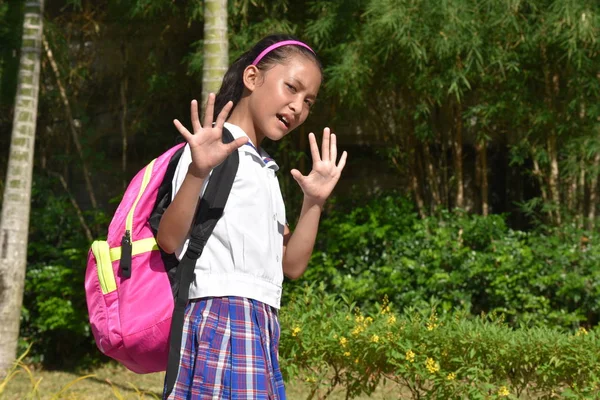 Católica minoría chica estudiante y miedo usar uniforme — Foto de Stock