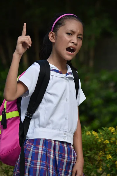 亚洲女学生和愤怒穿着制服与笔记本 — 图库照片