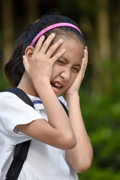 压力下的年轻少数民族学校女生 — 图库照片