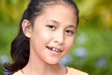 Gülümseyen genç farklı erkek