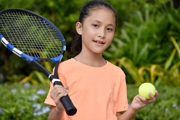 Vrouwelijke tennisspeler en geluk met tennis racket — Stockfoto