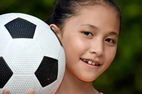 Usměvavá ženská fotbalová hráčka s fotbalovým míčkem — Stock fotografie