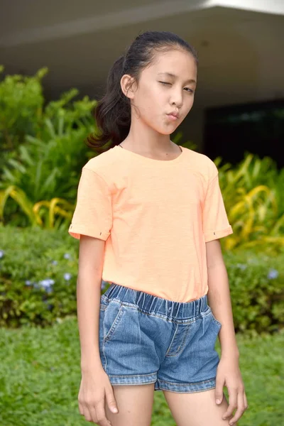 Zwinkert hübsche filipina weibliche Youngster — Stockfoto