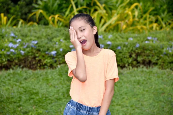 Sonolento Jovem Filipina Pessoa — Fotografia de Stock