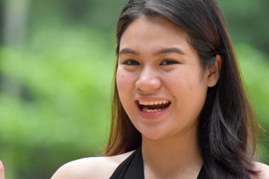 Mutlu genç Asyalı kadın