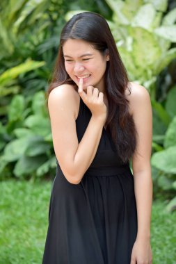 Düşünceli Asyalı Bir Kadın