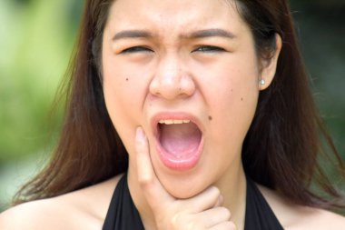 Diş Ağrısı Olan Bir Kadın