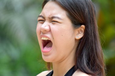 Yetişkin bir kadın bağırıyor