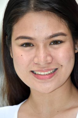 Gülümseyen genç farklı erkek