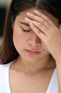 Genç Asyalı yetişkin kadın vurguladı