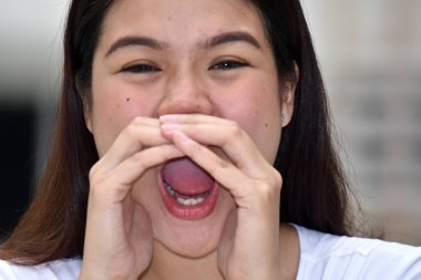 Güzel bir kadın bağırarak