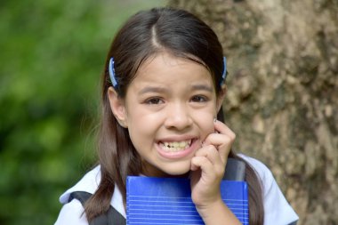 Liseli kız kitapları ile vurguladı