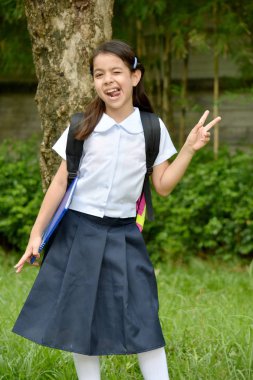 Kız Öğrenci Ve Dizüstü Bilgisayarlar la Barış İşareti