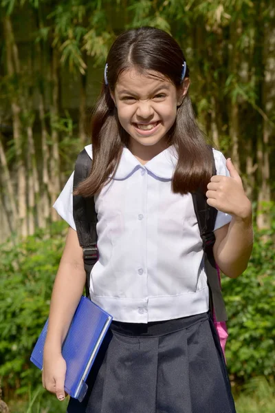 Ängslig prep Skolflicka klädd i skol Uniform med anteckningsböcker — Stockfoto