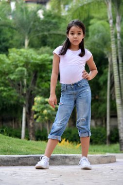 Ciddi Filipinli Kız Ayakta