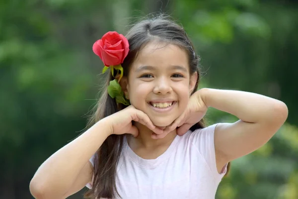 Filipina chica sonriendo con una rosa —  Fotos de Stock