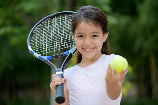 Sportieve veelzijdige vrouwelijke tennis speler en geluk — Stockfoto