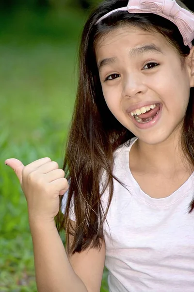 Bela minoria menina ter diversão — Fotografia de Stock