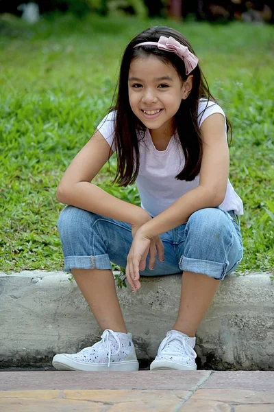 Petite asiática hembra sonriendo — Foto de Stock