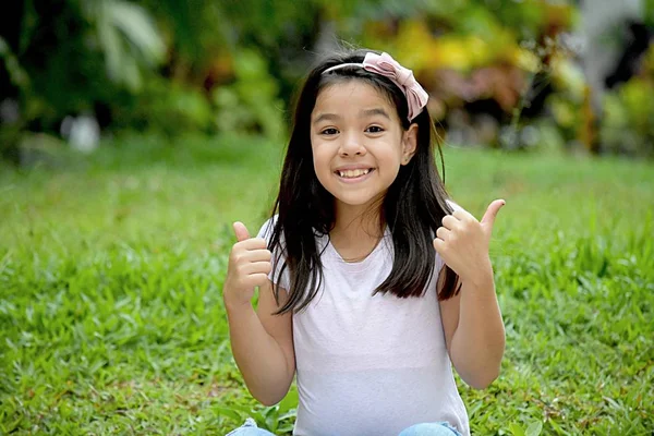 Ungdomlig asiatisk flicka och lycka — Stockfoto